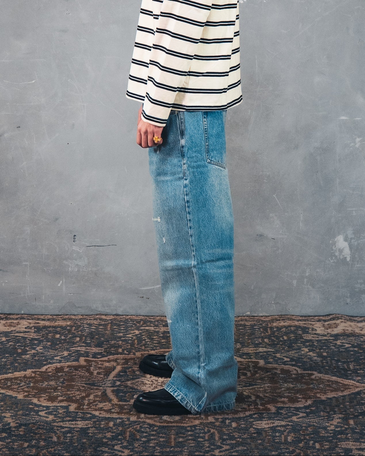 Light Washed Distressed Jeans