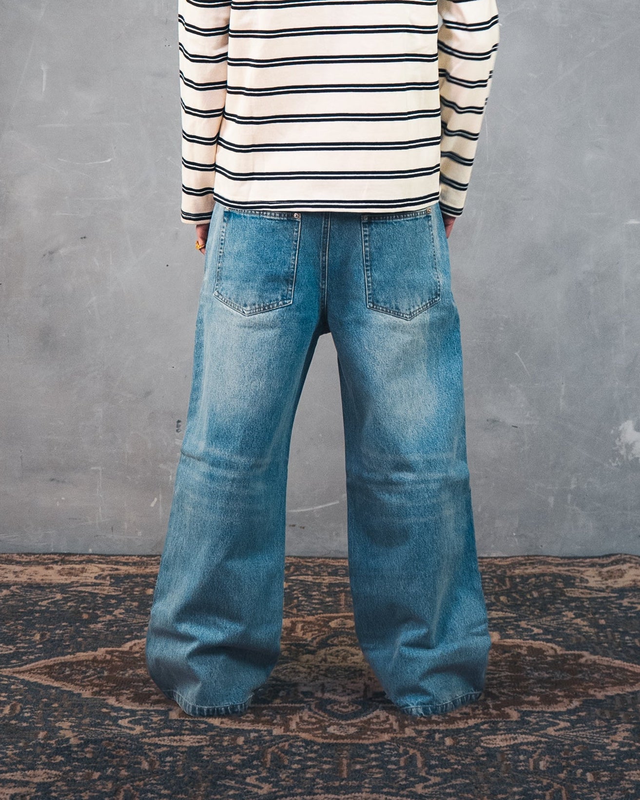 Light Washed Distressed Jeans