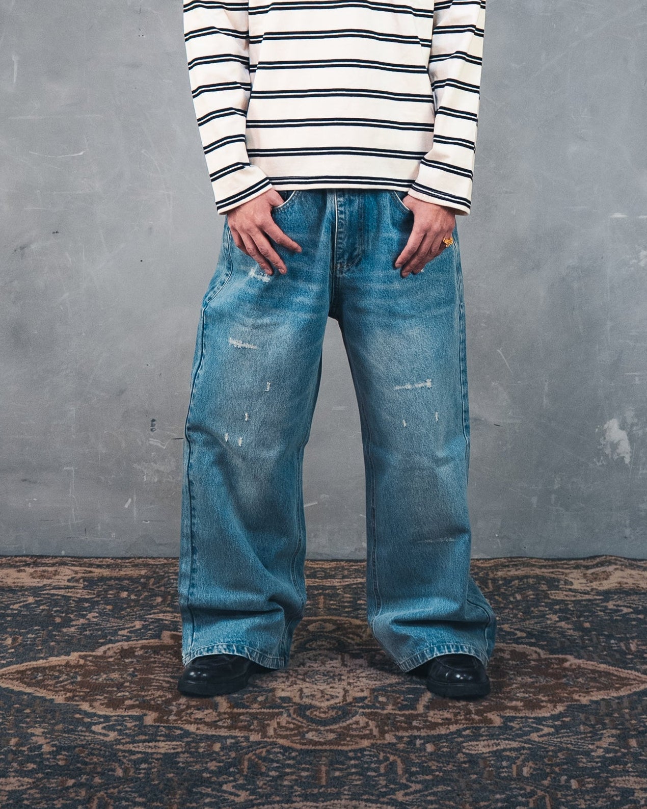 Light Washed Distressed Jeans